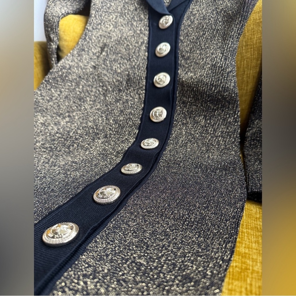 CASSIDY DRESS
Retrofête   Elegant Black and Gold Button-Down Dress - Picture 7 of 7